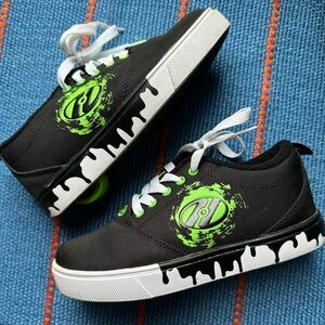 Youth heelys size 4! In great condition, only used a few times indoors.